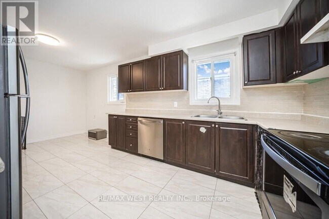 Building Photo - 44 Fallway Rd