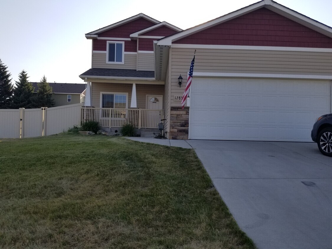 Foto principal - Beautiful well maintained 4 bedroom 3 bath...