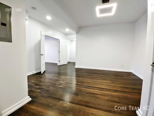 Building Photo - Renovated 2 Bedroom in Midtown w/ Private ...