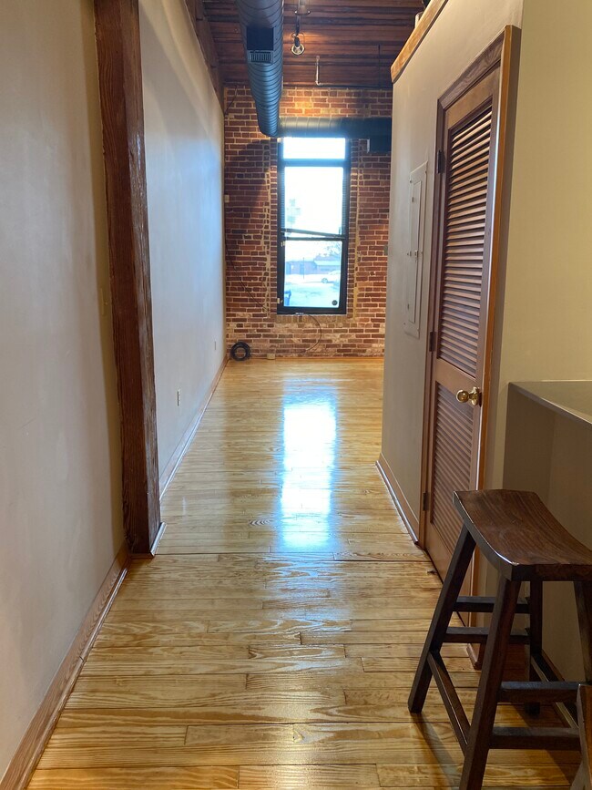Pisos de satén renovados - 230 W Tazewell St