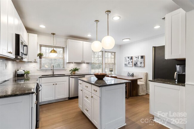 Foto del edificio - 405 Hillcrest Dr