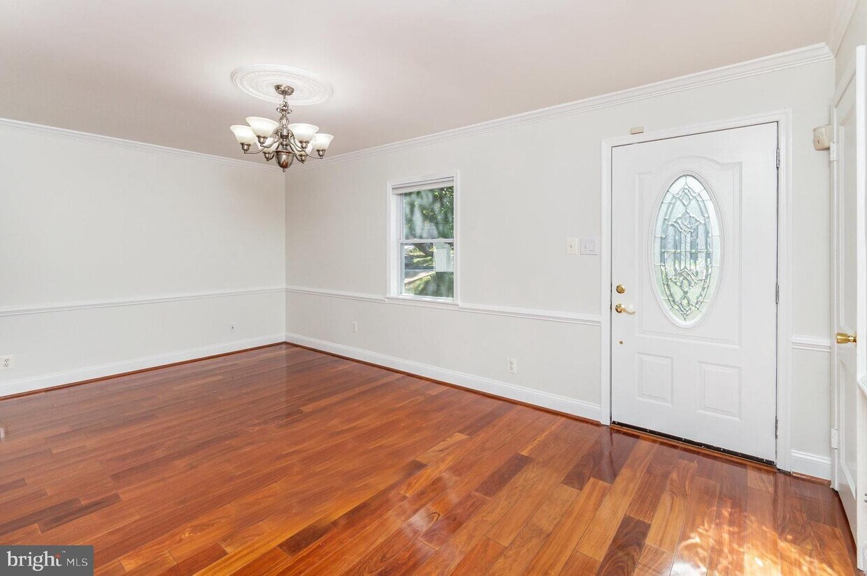 Primary Photo - 3206 Burgundy Rd