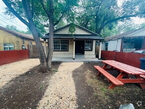 Building Photo - 136 Persyn St