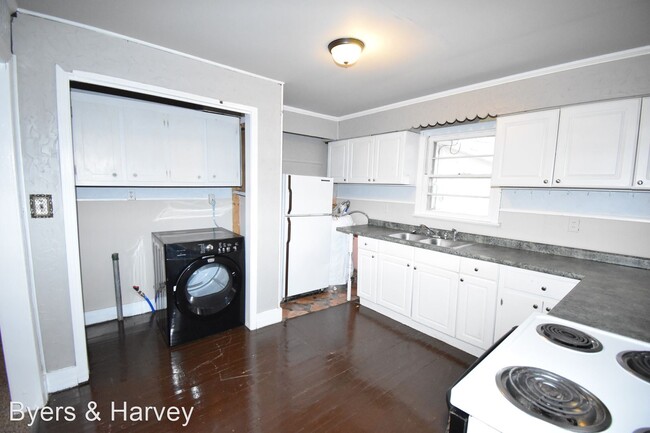 Building Photo - 3 br, 1 bath House - 141 West Rossview Road