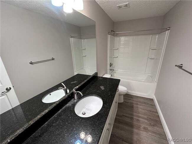 Foto del edificio - 1411 W Cary Dr