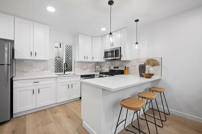 Foto del edificio - Newly remodeled and fully "furnished" 1 be...