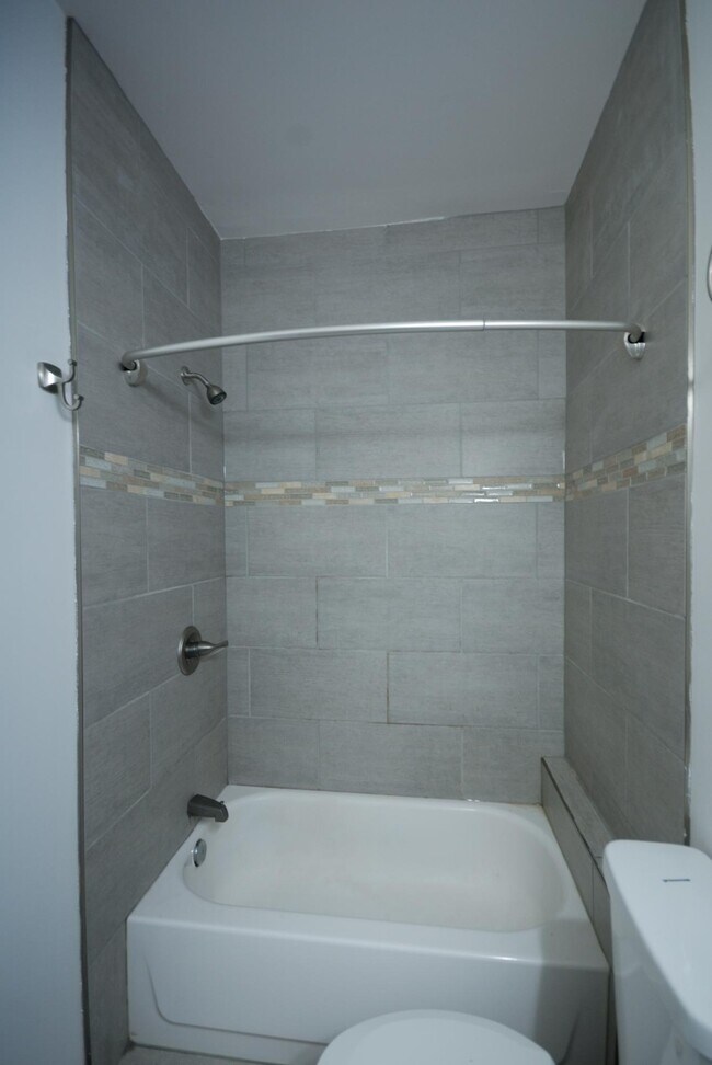 Shower - 1821 N Willington St