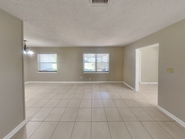 Building Photo - MOVE IN SPECIAL