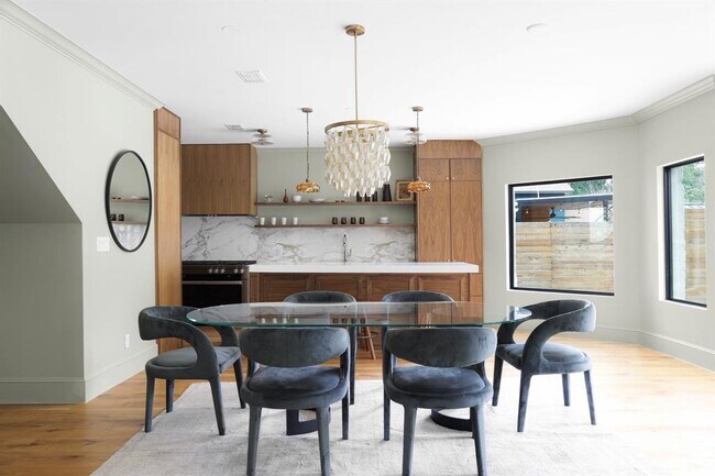 Foto del edificio - 2704 Cherry Ln