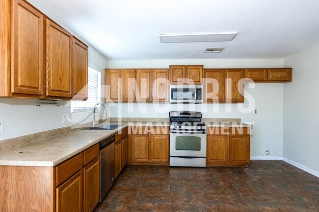 Foto del edificio - Two Story Home For Rent Available Now!