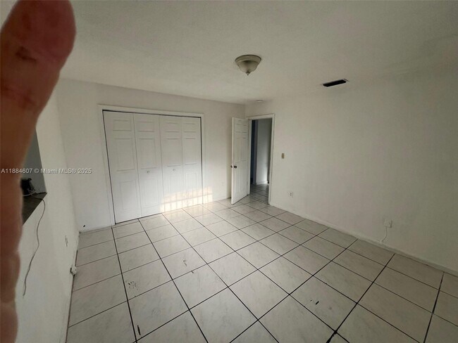 Foto del edificio - 887 W 29th St