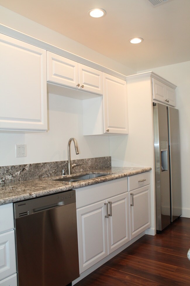 350 Reeves Drive Apartments in Beverly Hills, CA