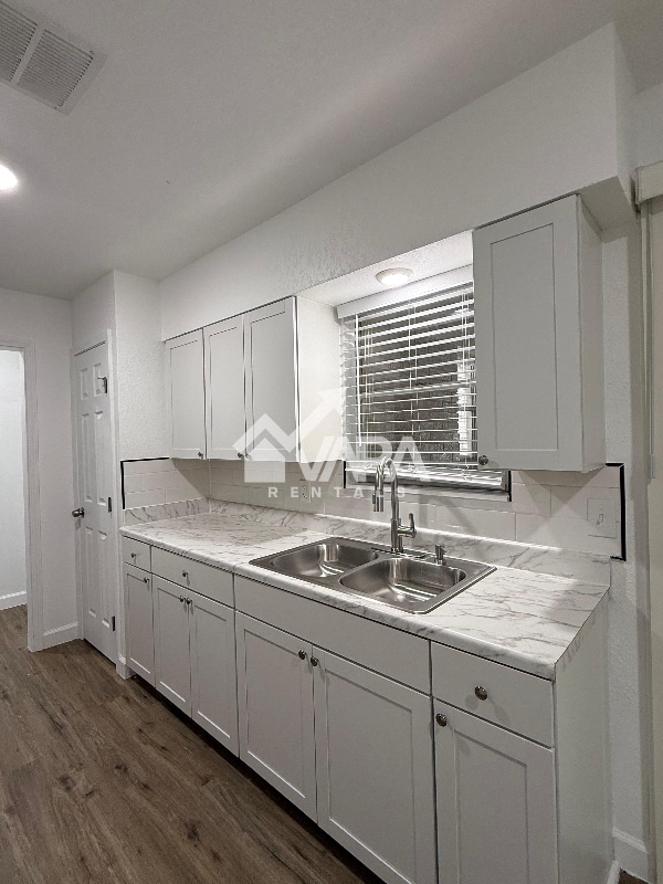 Foto del edificio - 4938 Bernadine Dr