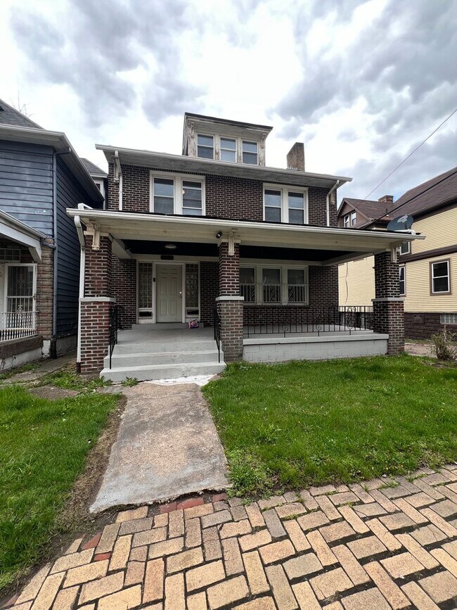 Building Photo - 3 / 4 Bedroom , 2 full Baths Apartment in ...