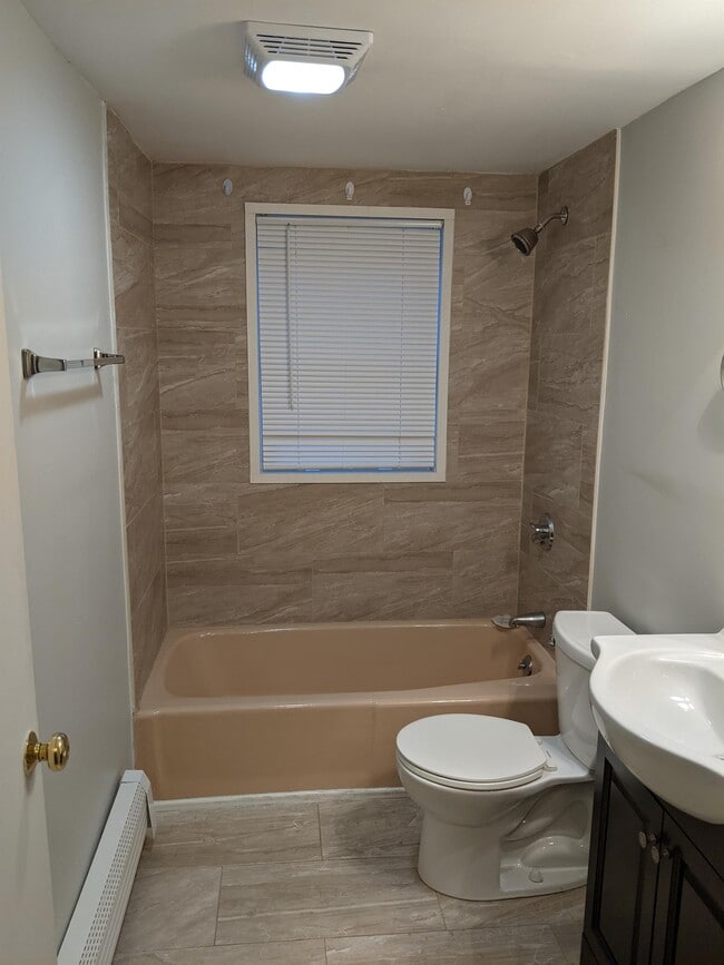 Building Photo - 64 Center St