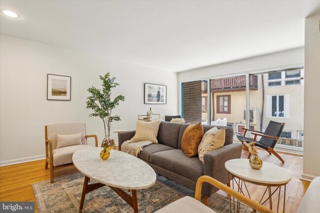Building Photo - 1124 1/2 Lombard Street Unit