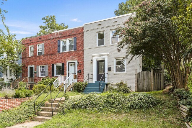 Building Photo - 2bed/2bath Rowhome near Old Town Alexandria!
