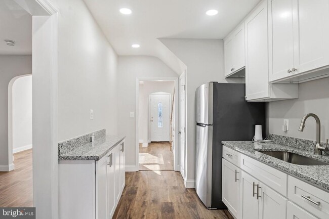 Building Photo - 3426 Parklawn Ave