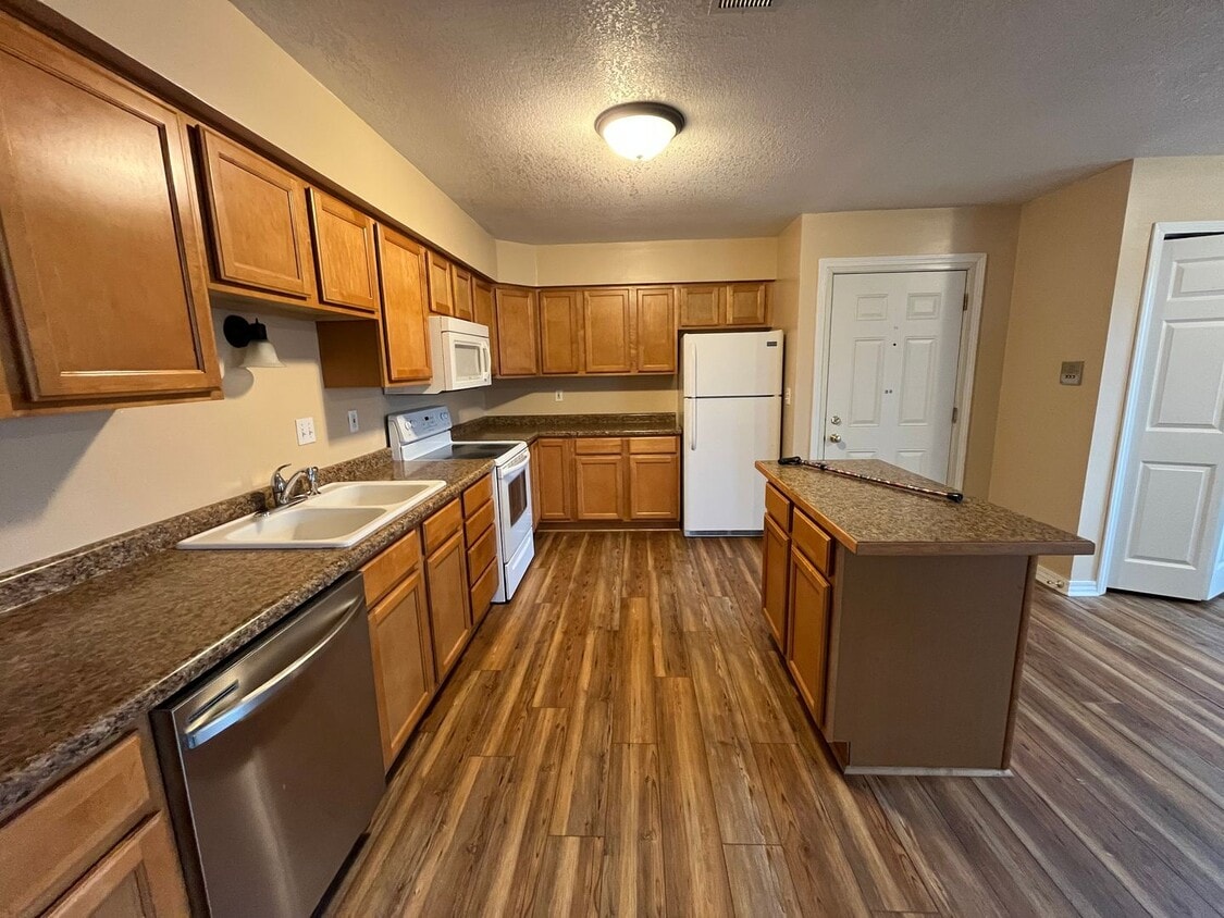 Primary Photo - 886 Wescott Square