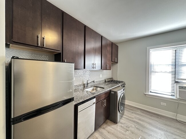 Building Photo - 533 W Belden Ave