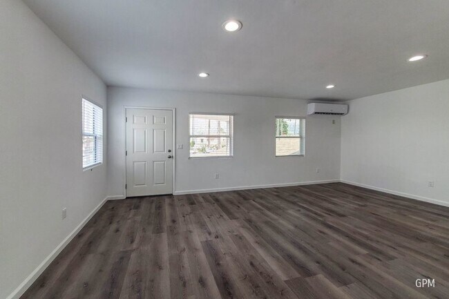 Building Photo - Newly Remodeled 2BR with Private Deck!