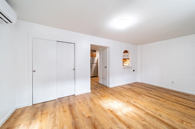 Foto del edificio - 236 Christopher Columbus Dr