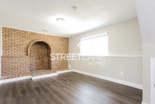 Building Photo - Beautiful 3 Bedroom 2 Bathroom Home in Aur...