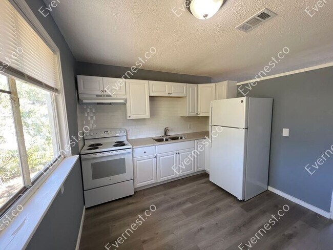 Foto del edificio - 41 Hiland Pl