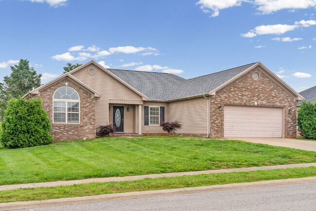 Building Photo - Beautifully Maintained 3 Bedroom Ranch Home