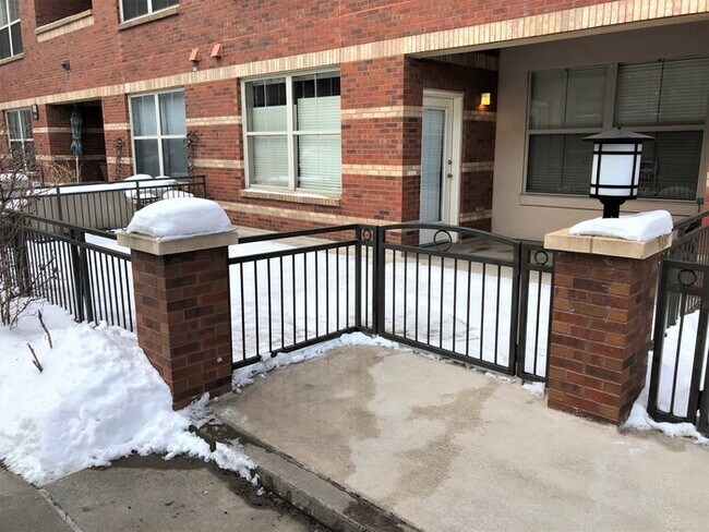 Building Photo - Ground Level Condo in Denver