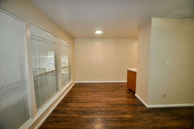 Building Photo - MOVE IN SPECIAL!! FOR LEASE! 1 Bedroom - 1 Bath - Town House Apartments!