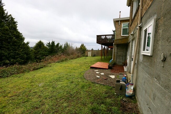 Enjoy outdoors & unwind in the backyard! - 3034 26th Ave W