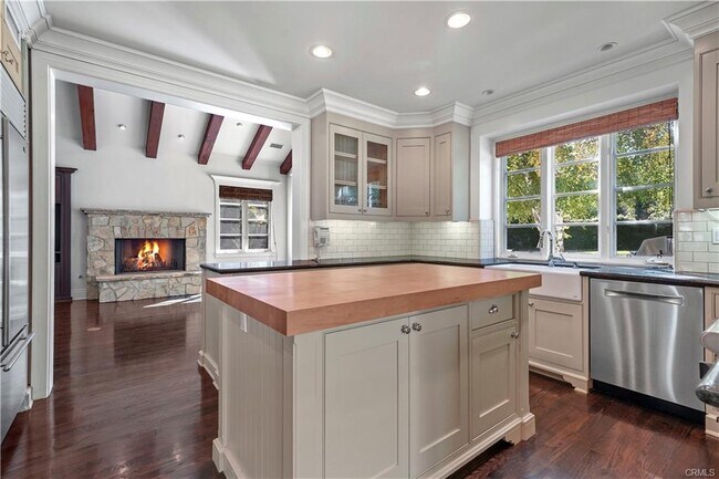 Building Photo - 4791 White Oak Ave