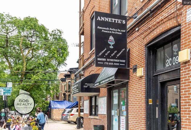Foto del edificio - 2445 N Clybourn Ave