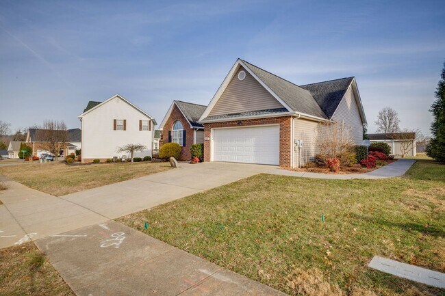 Foto del edificio - 205 Rockingham Meadows Dr