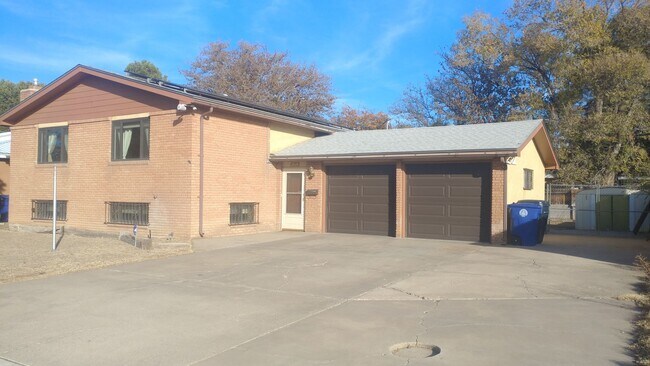 Foto del edificio - Welcome Home !! 4 Bedroom 3 Bath Available...