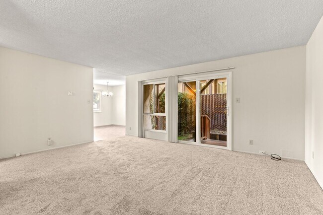 Foto del edificio - Utilities Included! Hayward Large 2-Bedroom with On-Site Laundry & Parking