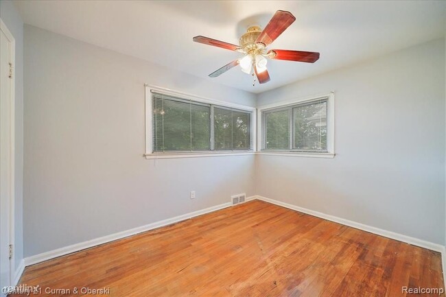 Building Photo - 3 br, 1.5 bath House - 17138 Sumner Redfor...
