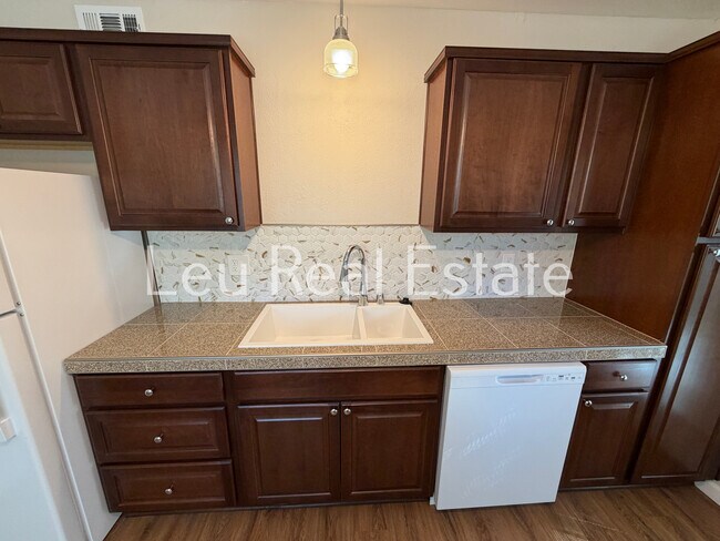 Foto del edificio - 1028 Bridgeview Dr