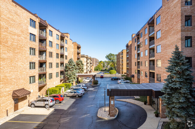 Building Photo - Plaza Des Plaines