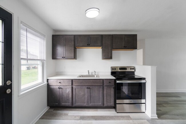 Foto del edificio - 4BR Townhouse in Midland, PA!!