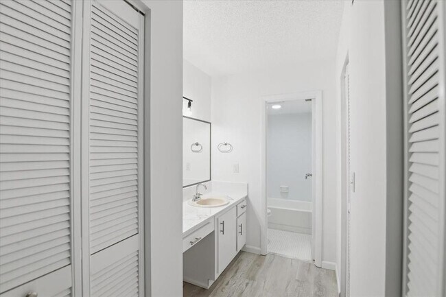 Foto del edificio - 6101 N Falls Circle Dr