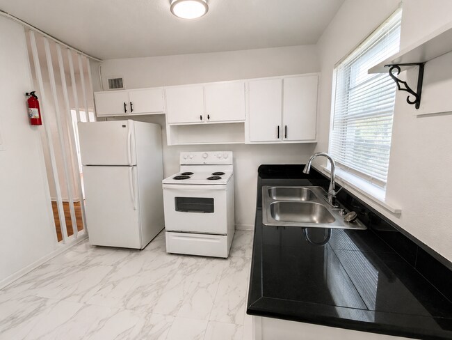 Foto del edificio - 2648 Dellwood Ave