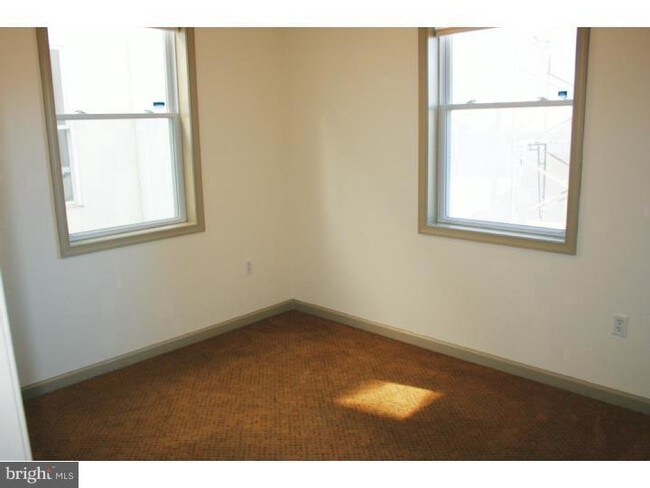 Building Photo - 1609 W Oxford St