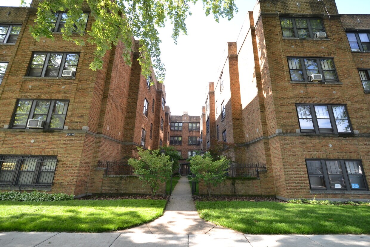 Primary Photo - 3217 W Belle Plaine Ave