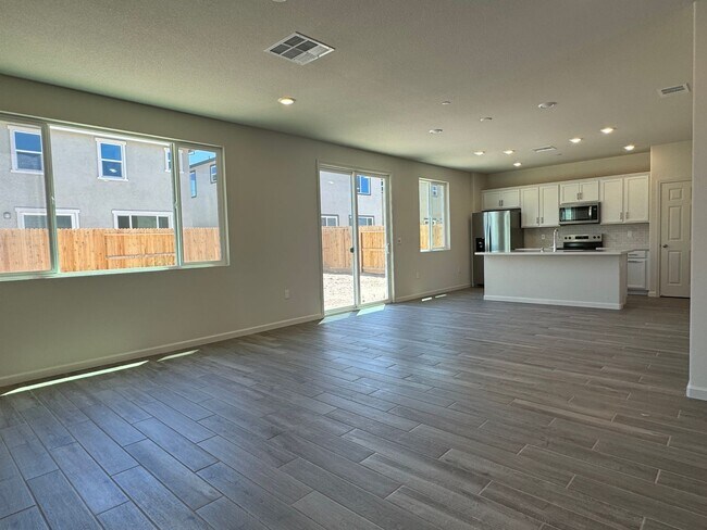 Foto del edificio - Brand new all electric solar home!