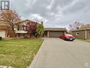 Building Photo - 456 Amberly Crescent