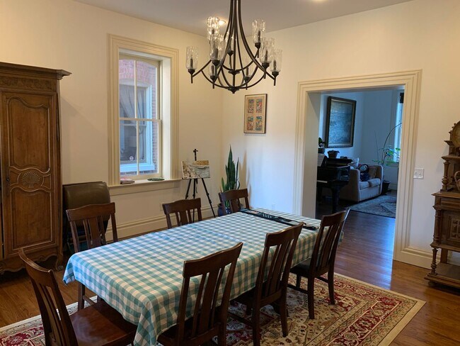Foto del edificio - Recently Renovated Historic Mansion in Ben...