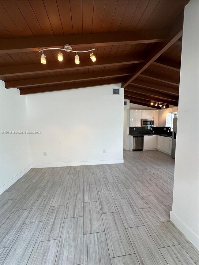 Building Photo - 290 NE 171st Terrace