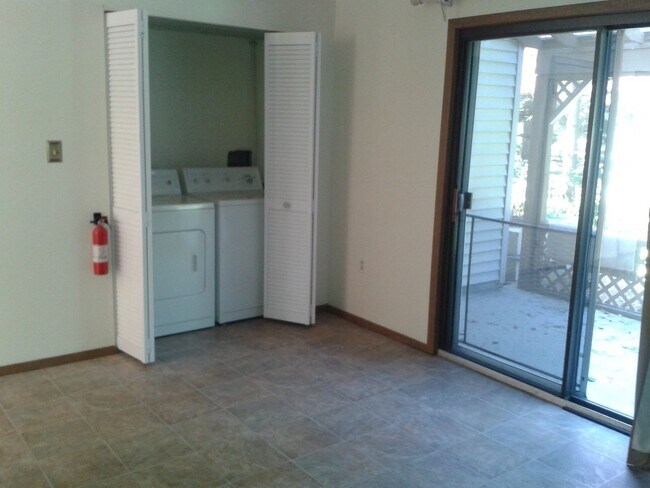 Foto del edificio - Townhome in Quiet Neighborhood